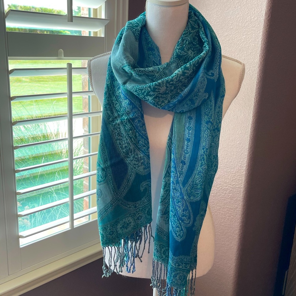 Beautiful Scarf in tones of Blue and Green EUC